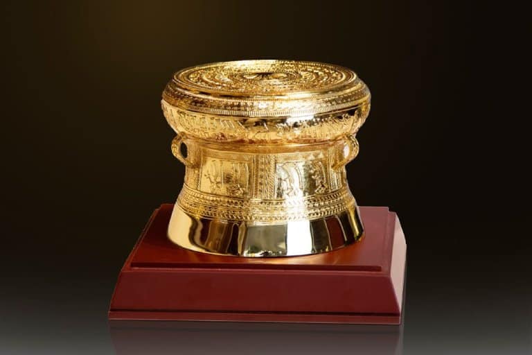 trống đồng mạ vàng 