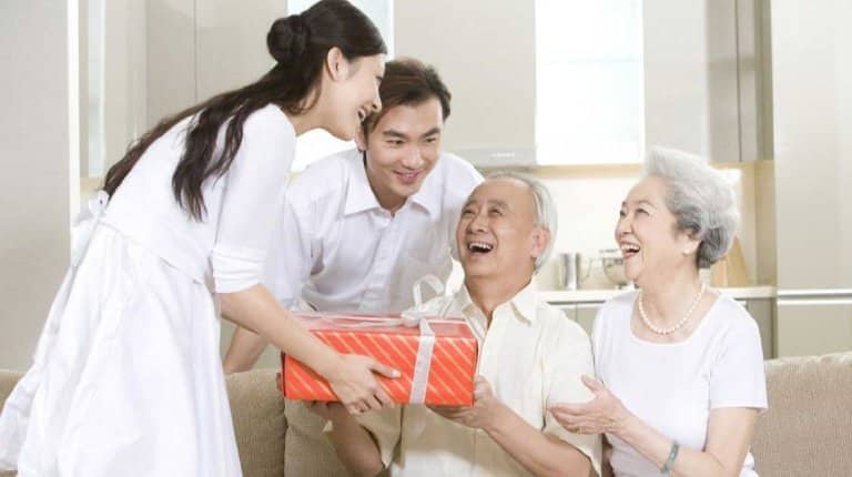 tặng bố mẹ quần áo 
