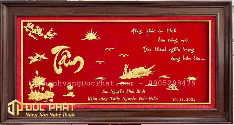 khánh vàng chữ Tâm và người đưa đò